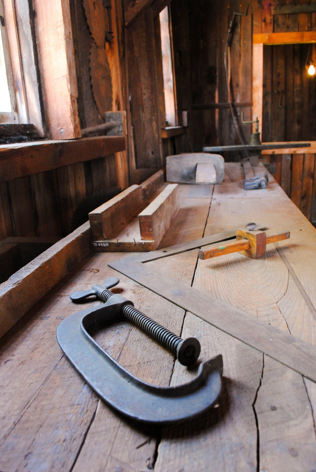 A wood worker's bench with some tools on it.